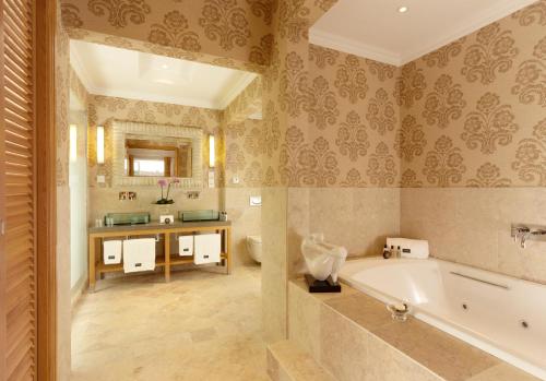 room detail thumbnail 2