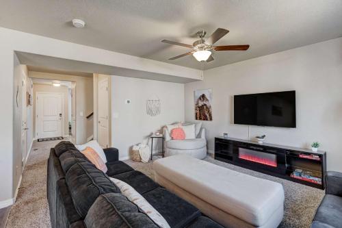 Modern 4-Bed Retreat with Fire Pit - Near Downtown & Airport in Colorado Springs, USA