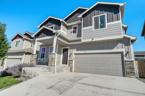 Modern 4-Bed Retreat with Fire Pit - Near Downtown & Airport in Colorado Springs, USA