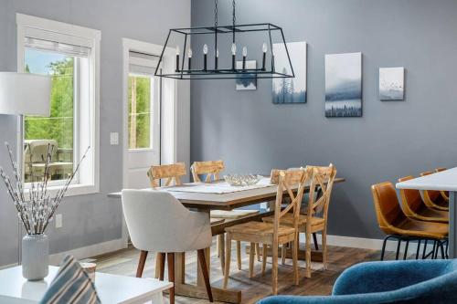 Serenity Shores, Mins to Lake, King Bed, 10 Guests in Windermere (BC)