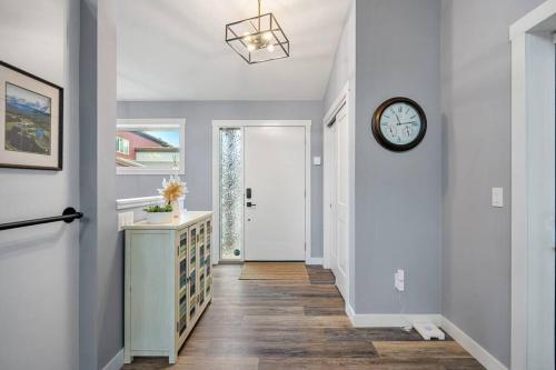 Serenity Shores, Mins to Lake, King Bed, 10 Guests in Windermere (BC)