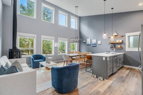 Serenity Shores, Mins to Lake, King Bed, 10 Guests in Windermere (BC)