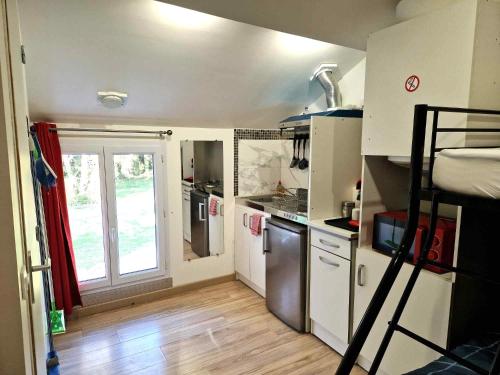 10 - Joli studio neuf avec vue sur jardin arboré, parking privatif gratuit (10 - Joli studio avec deux lits, un lit double et un lit simple, logement tout equipe pour 1, 2 ou 3) in Razac Sur L'Isle mazpilsēta
