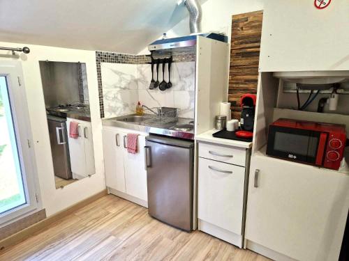 10 - Joli studio neuf avec vue sur jardin arboré, parking privatif gratuit (10 - Joli studio avec deux lits, un lit double et un lit simple, logement tout equipe pour 1, 2 ou 3) in Razac Sur L'Isle mazpilsēta