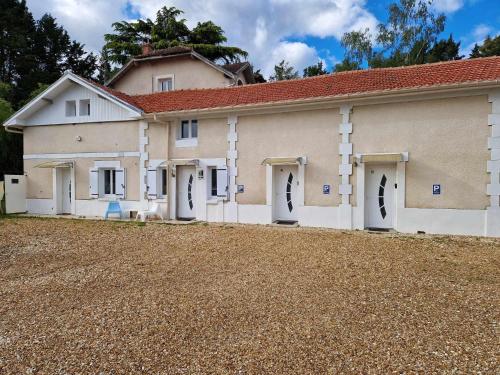 Viesnīcas āriene, 10 - Joli studio neuf avec vue sur jardin arboré, parking privatif gratuit (10 - Joli studio avec deux lits, un lit double et un lit simple, logement tout equipe pour 1, 2 ou 3) in Razac Sur L'Isle mazpilsēta
