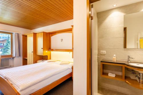 Double Room image 4