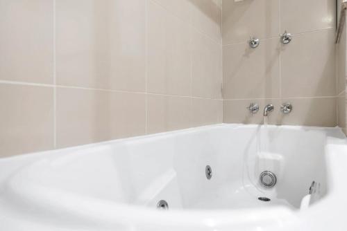 Linaria Lakes - Resort Style living - image 3
