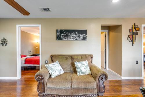 Pet-Friendly Victoria Home - Kayak, Fish and Golf! in Victoria, USA