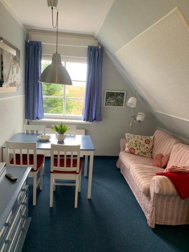2 bedrooms, 3 beds