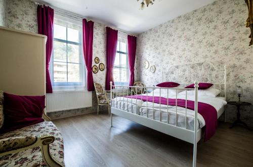 3 twin beds