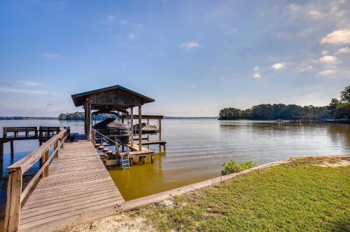The Whacky Shack Family Cabin with Fire Pit! in Trinity, USA