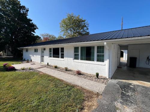 Escape to "High Valley Hideaway" in Pigeon Forge with 5 bedrooms, a hot tub, and game room fun! in Pigeon Forge, USA