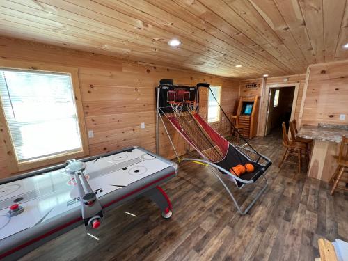 Escape to "High Valley Hideaway" in Pigeon Forge with 5 bedrooms, a hot tub, and game room fun! in Pigeon Forge, USA