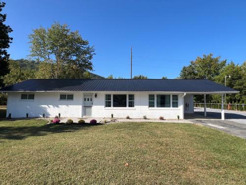Escape to "High Valley Hideaway" in Pigeon Forge with 5 bedrooms, a hot tub, and game room fun! in Pigeon Forge, USA
