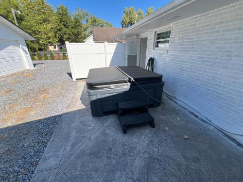 Escape to "High Valley Hideaway" in Pigeon Forge with 5 bedrooms, a hot tub, and game room fun! in Pigeon Forge, USA