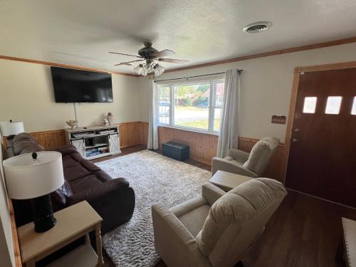 Escape to "High Valley Hideaway" in Pigeon Forge with 5 bedrooms, a hot tub, and game room fun! in Pigeon Forge, USA