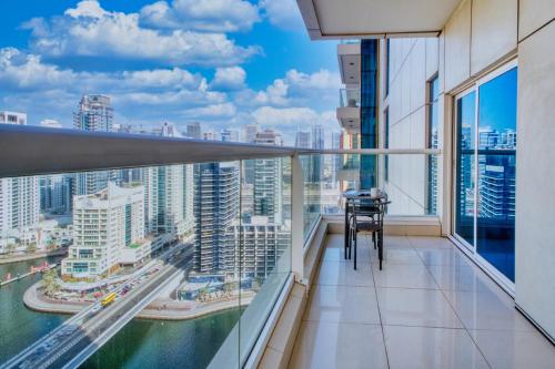 ShoresInn - Heavenly Escape with Marina View, Dubai