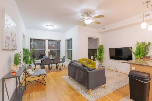Cozy 3BR Hyde Park Oasis Near UChi, Shops & Dining in Chicago, USA
