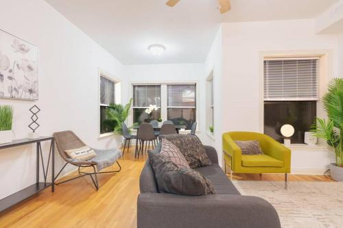 Cozy 3BR Hyde Park Oasis Near UChi, Shops & Dining in Chicago, USA