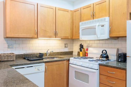 Cozy 3BR Hyde Park Oasis Near UChi, Shops & Dining in Chicago, USA