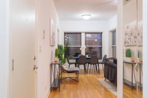 Cozy 3BR Hyde Park Oasis Near UChi, Shops & Dining in Chicago, USA