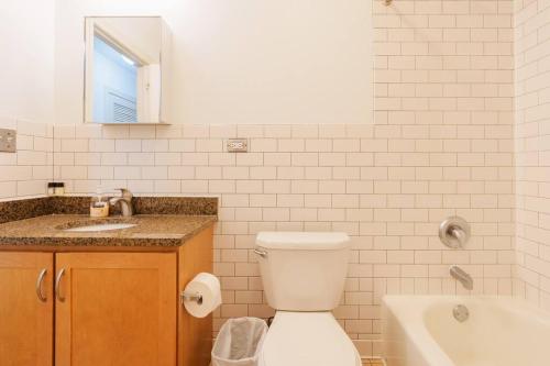 Cozy 3BR Hyde Park Oasis Near UChi, Shops & Dining - Tap to explore photos