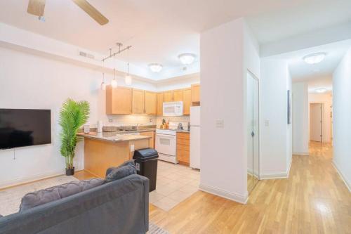 Cozy 3BR Hyde Park Oasis Near UChi, Shops & Dining in Chicago, USA