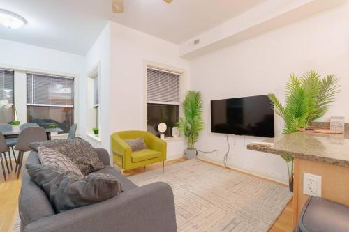 Cozy 3BR Hyde Park Oasis Near UChi, Shops & Dining in Chicago, USA