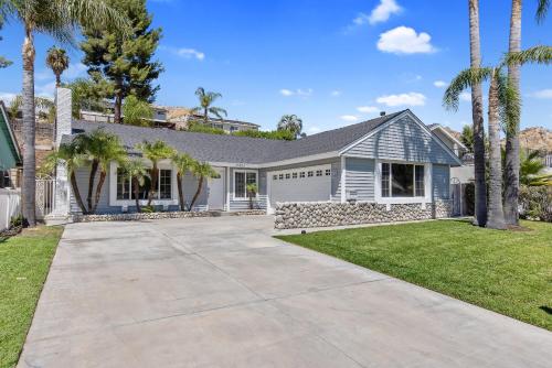 DESIGNER 4 bed 2 bath Private Pool & Spa Home Arcade Gaming Getaway in Rancho Santa Clarita, Vereinigte Staaten von Amerika