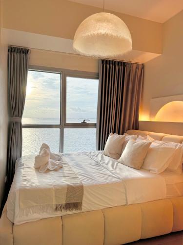 Panoramic Seaview 2BR Near Airport Facing the Bay - 7g