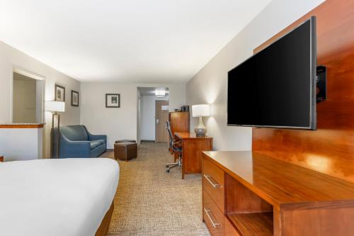Comfort Suites Firestone Longmont - image 8