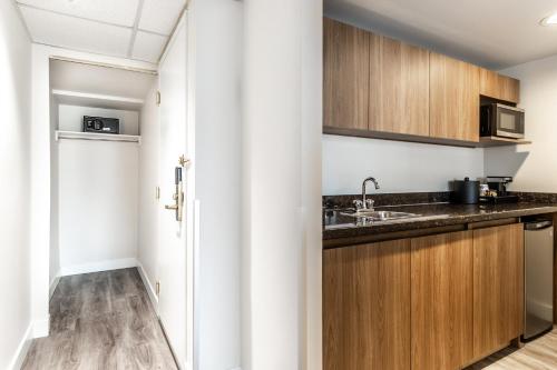 King Suite w/kitchenette & Sofa Bed image 8
