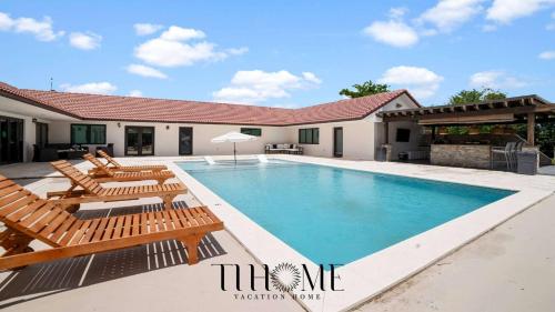 Finca Billiards Pool Football Field BBQ Family in Hammocks, USA