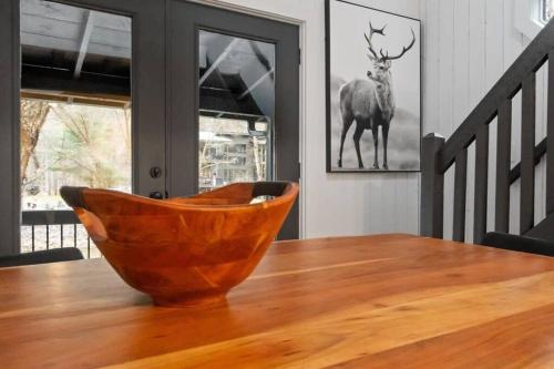 NEW Toccoa River Front - HotTub Fire pit Game Room in Mineral Bluff, USA