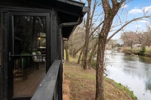 NEW Toccoa River Front - HotTub Fire pit Game Room in Mineral Bluff, USA