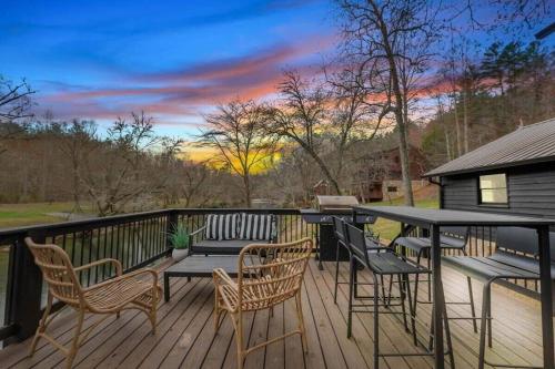 NEW Toccoa River Front - HotTub Fire pit Game Room in Mineral Bluff, USA