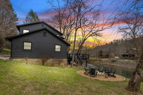 NEW Toccoa River Front - HotTub Fire pit Game Room in Mineral Bluff, USA