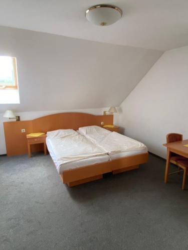 1 king bed, 1 twin bed