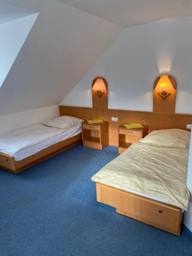 2 twin beds