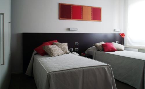 2 twin beds