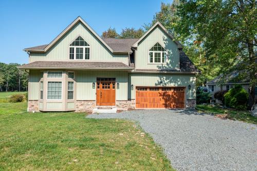 Lake Harmony Getaway 4BR Near Resorts & Ski in Lake Harmony, USA