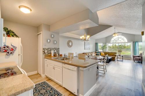 11 Mi to Disney and Pool Access Kissimmee Condo! in Kissimmee, USA