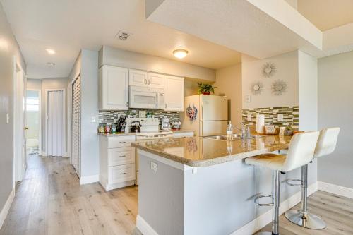 11 Mi to Disney and Pool Access Kissimmee Condo! in Kissimmee, USA