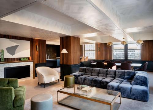 Közös társalgó / TV, ROOST Detroit near Fox Színház