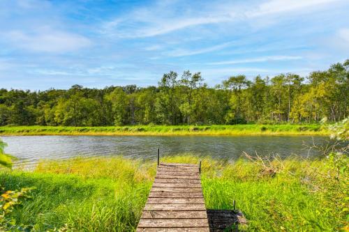 Riverside Retreat in Crosby Pet Friendly! in Crosby, USA
