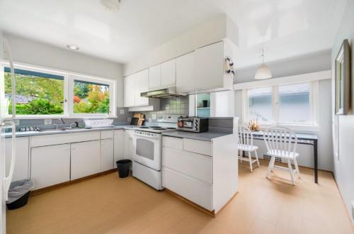 Spacious Bedroom House in Vancouver with Modern Amenities in Vancouver, Canada