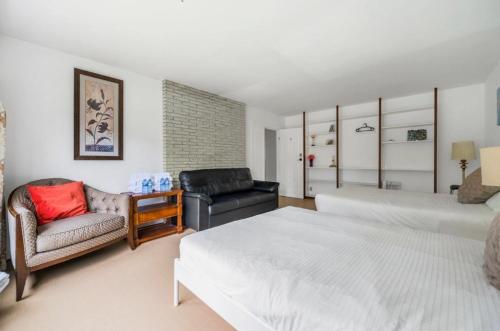 Spacious Bedroom House in Vancouver with Modern Amenities in Vancouver, Canada