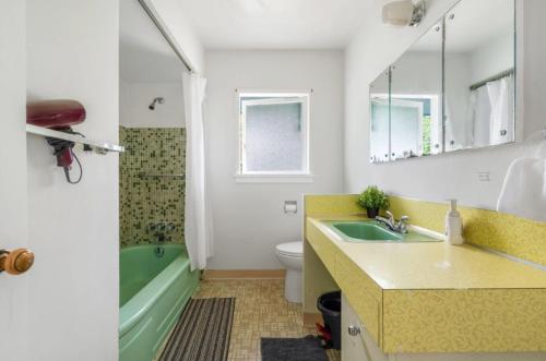 Spacious Bedroom House in Vancouver with Modern Amenities in Vancouver, Canada