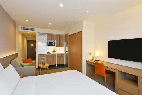 597635189 Holiday Inn & Suites Shin Osaka by IHG