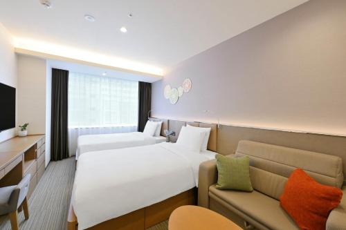 597635202 Holiday Inn & Suites Shin Osaka by IHG